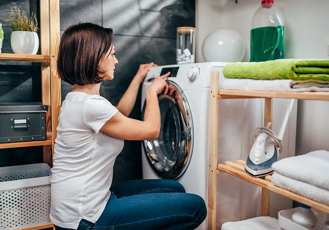 Женщина и стиральная машина